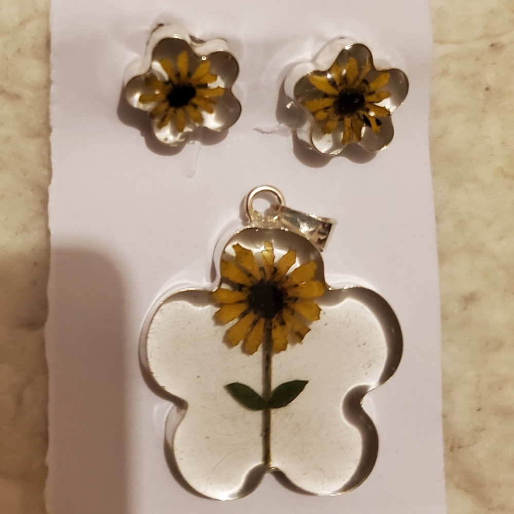 Earing and pendant set